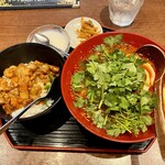 朝霞 刀削麺 - 麻辣刀削麺、パクチー増量、鶏甘味噌炒め丼