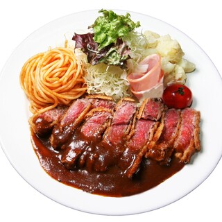 The famous Western Cuisine “Beef cutlet set meal” is irresistible with tender beef and sauce.