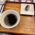 Kaneidou - いつものように黒豆茶とお菓子（今回は大納言清澄）のサービス