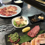 焼肉処 新羅 - わけありミックスランチ（奥）