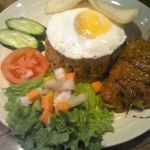 アニ＆イバン - ナシゴレンです。インドネシアの焼き鳥、サテが2本ついてます。