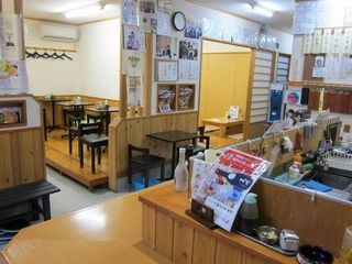 Mampuku - 店内は、手前にＬ字型のカウンター