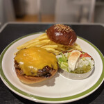 THE BURGER SHOP - Stake House Burger シングルパティ フレンチフライ付き 2180円