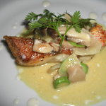 aura dining - お魚料理（コース１例）　皮がパリッとして中がジューシー　おいしいのなんの