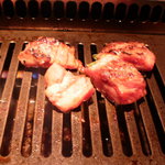 焼肉飯店 京昌園 - 肉、焼いてます。煙が出ない。