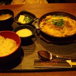 京蒸紀行 - 牛リブロースの卵とじ（？）　山芋おろしが付いています。