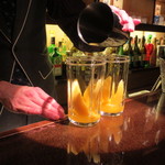 バー クラスター - フレッシュマンゴーたっぷりのカクテルをオーダー