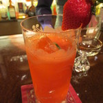 バー クラスター - フレッシュ苺で、苺ジントニック