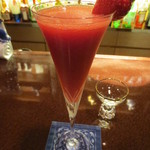 バー クラスター - ラムにカシスリキュール、カルピスが隠し味。苺が活きるカクテル