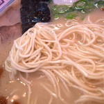 Kurume Ra-Men Seiyouken - 中細ストレート麺。スープは濃厚ですがマイルドなお味で美味しかった。