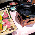 うら本 赤坂店 - 黒毛和牛の陶板焼き。
                                こちらの盛り付けと肉質もなかなかのものです。
                                