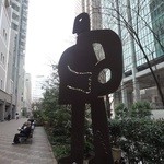 ラ・ベ - 最寄り駅から、リッツ・カールトンへ向う通り。　モニュメントがいくつか設置されています。