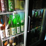 はしごや 楽 - 店入り口側日本酒類