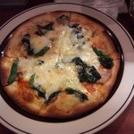 マゴコロ - 自家製ベーコンとほうれん草のピザ（680円）