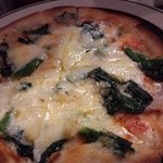 マゴコロ - 自家製ベーコンとほうれん草のピザ（680円）