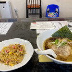 ラーメン香華 - 濃厚鶏白湯らーめん880円、ランチチャーハン300円