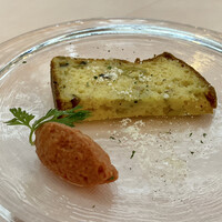 ブラッスリー ドンピエール - アミューズ
                    温かいケークサレ