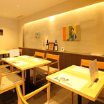 小皿料理 38 - テーブル席＝2名様から12名様までゆったりとくつろげます。