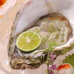 小皿料理 38 - 岩ガキポン酢＝天草の大きな岩ガキを使っています。