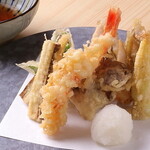 小皿料理 38 - 天ぷら盛り合わせ＝季節に合わせた旬の食材を天ぷらにしました。