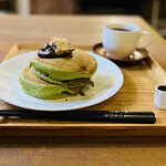 うめぞの カフェアンドギャラリー - ◆抹茶のホットケーキ
◎京都宇治の抹茶を使った生地に、餡子と黒糖バターをトッピング。メープルシロップ付き。