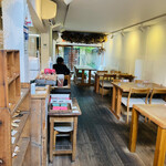 Umezono Kafe Ando Gyarari - ◎一階の店内