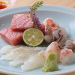 小皿料理 38 - お造り盛り合わせ＝料理長こだわりの天然のお魚