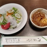 Kyase Roru - 日替り定食には、サラダ・一品料理・味噌汁・ご飯・ドリンクが付いています！