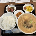 吉田とん汁店 - 豚汁定食中盛680円、ご飯は250〜300gある