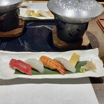 しゃぶしゃぶ・日本料理 木曽路 - お寿司が最初に出てくるのね
            奥に一人用のしゃぶしゃぶ鍋