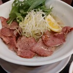 からみそラーメン ふくろう食堂 - びっしりと敷き詰められた豚タン