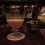 ラム、パイナップル、スペアミントの葉をシェイク