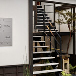 MEI - ２階に上がります