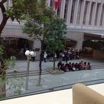 Cafe＆Meal MUJI - ３月８日・店内から見る宝塚ファンによる入り待ちの様子（笑）
