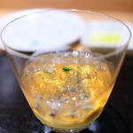 やまぐち - 貝柱のコンソメジュレ。赤ウニ、じゅんさい、トウモロコシのブランマンジェ。