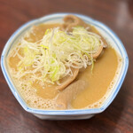 金太郎 - ◯牛もつ煮込み(自家製)¥500…こちらのお店の看板メニューかと！(*ﾟ∀ﾟ*)牛モツがしっかりじっくり柔らか〜く煮込まれていて、なかなか美味しいので毎回オーダーしちゃいます♪