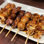 金太郎 - ◯盛り合わせ15本のタレ…ハツ、タン、しろ、つくねなど。
盛り合わせの串焼きは、塩・タレオススメの味で提供されます。感動レベルではないけれど…普通に美味しい♪