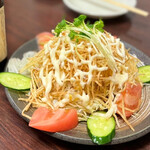 金太郎 - ◯ハリハリサラダハーフ¥ask…こちらも私のお気に入り♪レタス、キュウリ、トマトのサラダにフライドした千切りポテトが乗っていて、野菜のシャキシャキとポテトのサクサクが相性良く美味しいサラダです♪