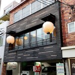 Sumiyaki Kaminari - 店舗外観お店は２F)