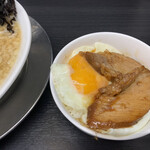 燕三条らーめん潤 - チャーシューエッグ丼　半熟目玉焼きに甘辛ダレのチャーシューが絶妙。これは旨い！