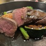 ビストロ デ トロワ - ミディアムレア焼きの鹿肉は、赤身肉の旨味が凝縮♪グリーンペッパーソースが合いますね(^o^)付け合わせのズッキーニ、アスパラ、ブロッコリー、サツマイモ、ニンジンソテーも焼き加減が絶妙でとても美味しい♡
