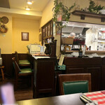 ビストロ デ トロワ - 温かい雰囲気の店内