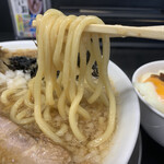 燕三条らーめん潤 - 麺はモチモチ･ツルリとした太麺