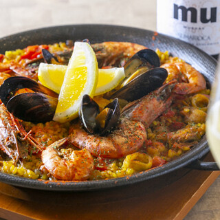 一番人気の魚介のパエリアやアヒージョ！スペイン料理を満喫♪