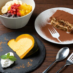 ココフラットカフェ 本町 - 人気デザートTOP3（ティラミス・丸ごとかぼちゃのチーズケーキ・アサイーボウル）