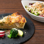 ココフラットカフェ 本町 - キッシュ&サラダ（自家製キッシュと人気のコブサラダ)