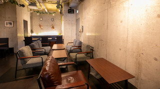 KokoFLAT cafe Hommachi - 内観　ゆったりくつろげるソファ席