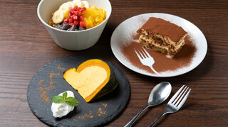 KokoFLAT cafe Hommachi - 人気デザートTOP3（ティラミス・丸ごとかぼちゃのチーズケーキ・アサイーボウル）