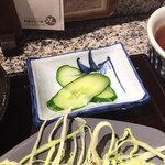 Heiwa Shiyokudou - 皿の模様が透けて見えるほどの薄切りスライスされた、きゅうり浅漬け？かぬか漬け？