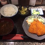 Heiwa Shiyokudou - 注文するメニューにもよるかもしれないが、アジフライ定食680円はコスパ良いと思う。味噌汁は豚汁で赤だしと相性良くうまい。